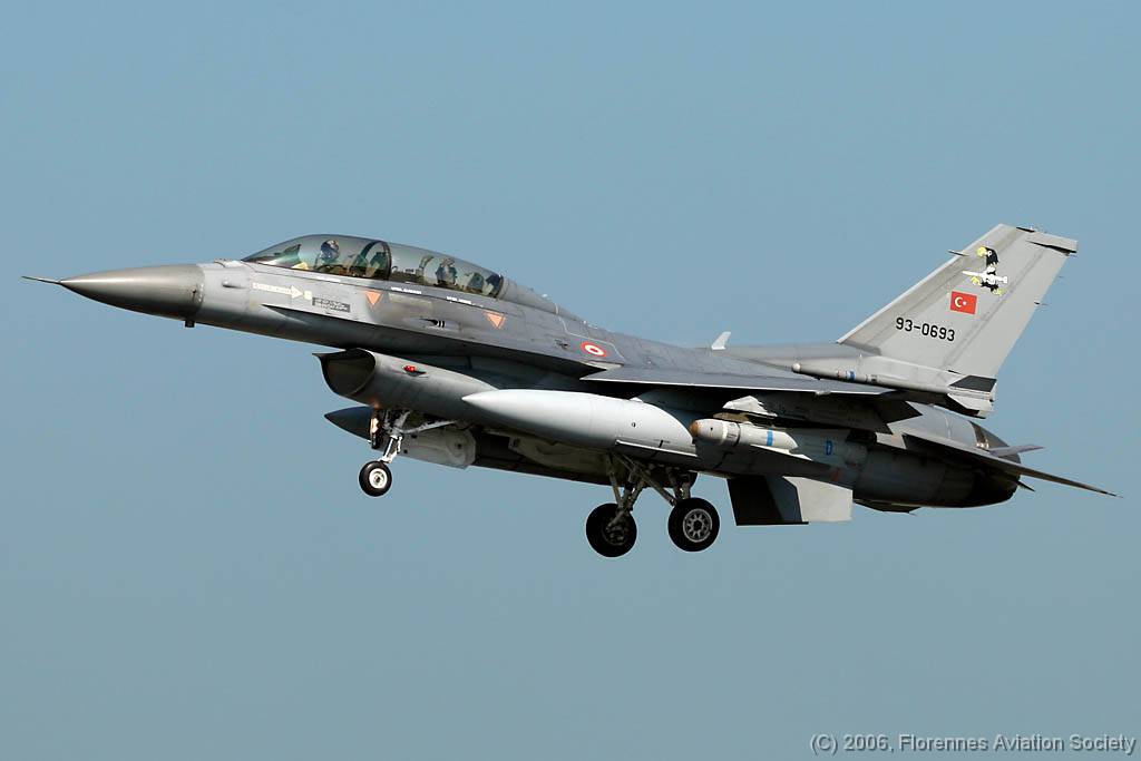 18 ETSL060511 F-16D 93-0693 GD 01 Turkish Air Force F-16D 93-0693 of 5 AJU/151 Filo - Lechfeld AB, 11 May 2006 (C) Gilles Denis